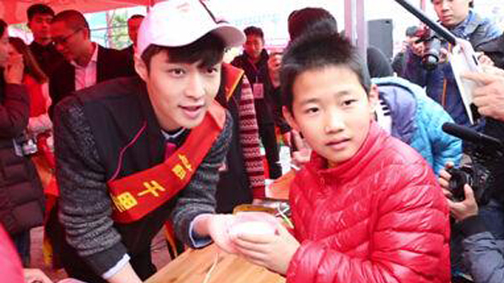 张艺兴接受张大大采访 回答问题不按套路出牌