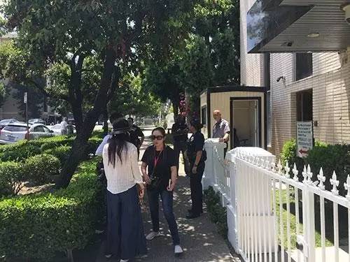 总领馆门前 图片:央视新闻