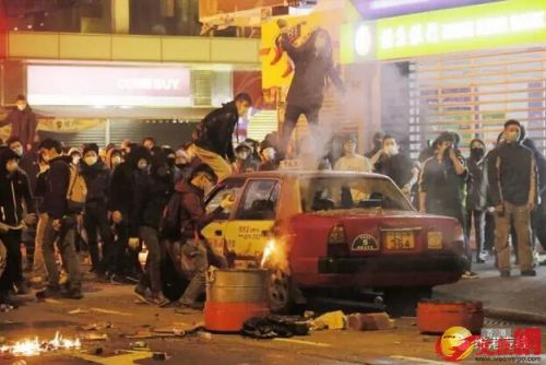 1500270623218272.jpg “旺角暴乱”,有暴徒用砖头砸毁停泊在路边的士及大肆破坏。(图片来源:文汇网)