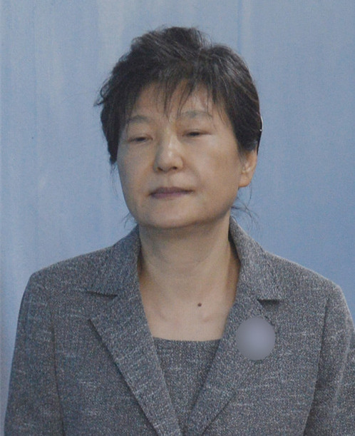 1503303750999781.jpg 21日,朴槿惠出庭受审,她无精打采,走路多次闭眼